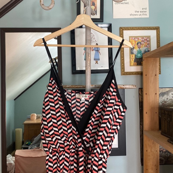 Very Cute Pink White and Black jumpsuit - Picture 4 of 9